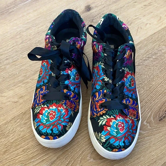 Embroidered Brody Sneakers Steve Madden